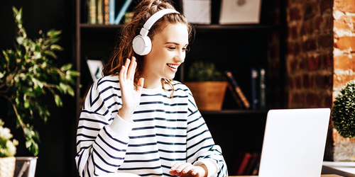 Female virtuell Meeting Home